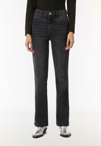 Schwarze, gerade geschnittene Jeans aus Denim. Verfügt über zwei Vordertaschen, einen Knopfverschluss und einen leichten Wasch-Effekt.