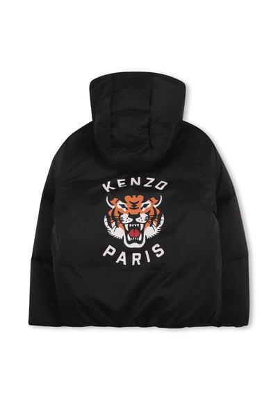 Giacca a vento nera con cappuccio, grande grafica di una tigre arancione e bianca sulla schiena, testo "KENZO PARIS" e texture trapuntata.