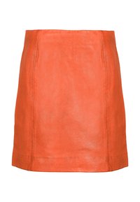 Oranje leren mini rok met een soepele textuur, rechte snit en minimale stiksels langs de naden.