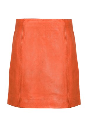 Oranje leren mini rok met een soepele textuur, rechte snit en minimale stiksels langs de naden.