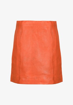 Oranssi nahkainen mini-hame, jossa on sileä pinta, suora leikkaus ja minimaaliset sauman yksityiskohdat.