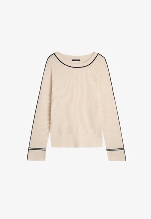 Kremni rebrasti pulover z dolgimi rokavi, s črnimi poudarki ob vratnem izrezu in robovih rokavov, izdelan iz mehkega pletenega materiala.