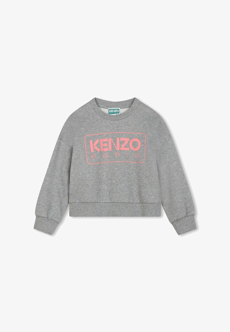 Sweatshirt gris court avec des manches longues et un col rond. Logo "KENZO PARIS" rose sur le devant. Texture de tissu douce.