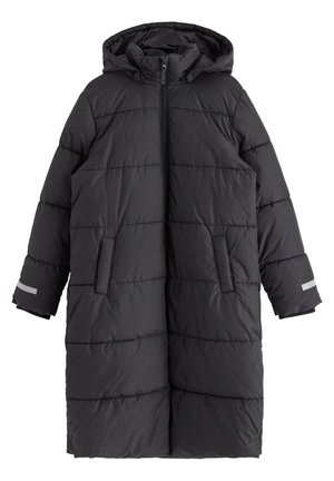 Cappotto puffer nero con cappuccio, dotato di zip frontale, due tasche laterali, dettagli riflettenti, texture trapuntata e silhouette allungata.