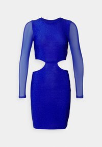 Kroppsnära klänning i blå glittrig tyg, med långa genomskinliga ärmar och en figurnära silhuett med sidöppningar vid midjan.