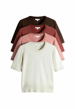 Vier kurzärmelige Strickpullover übereinander gestapelt, Farben von vorne nach hinten: Creme, Hellrosa, Altrosa und Dunkelbraun, alle mit Rundhalsausschnitt.