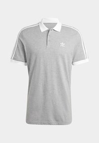 Graues Poloshirt aus Baumwolle, mit einem weißen Kragen und Ärmelschlitzen, einer Dreiknopf-Leiste und drei weißen Streifen auf jeder Schulter.