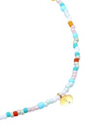 Farverig perlekæde med små runde og cylindriske perler i turkis, hvid, pink, orange og grøn. Gylden charms accent.