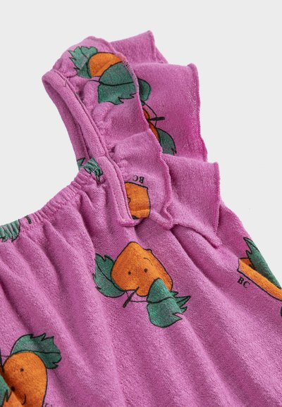 Robe rose sans manches pour tout-petit avec bretelles volantées et motif intégral de fruits oranges et feuilles vertes sur tissu doux.