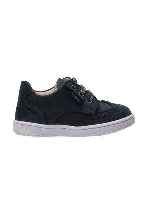 Scarpa da ginnastica per bambini blu navy con dettagli traforati, suola bianca e lacci blu navy e bianchi, vista laterale su sfondo bianco.