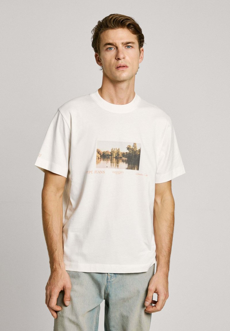 Balta kokvilnas t-kreklu ar kvadrātveida grafiku, uz kuras attēlots upes skats, zem tā izdrukāts zīmola nosaukums "Pepe Jeans", brīvs piegriezums, īsas piedurknes.