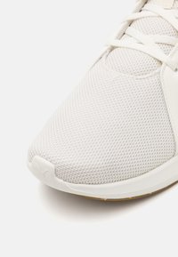 Witte mesh sneakers met een textuur, een ronde neus en subtiele branding. Voorzien van dunne, tonale veters en een gevoerde zool.