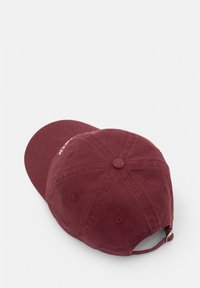 Bordo baseballová čiapka vyrobená z látky, s zakriveným šiltom, prešitými detailmi a nastaviteľným popruhom vzadu.