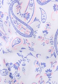 Tessuto con motivo floreale con fiori viola e rosa su sfondo bianco; tessitura liscia; presenta forme paisley e dettagli delicati.