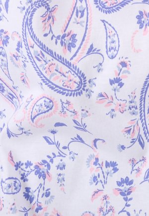 Tissu à motifs floraux avec des fleurs violettes et roses sur fond blanc ; texture douce ; présente des formes de paisley et des détails délicats.
