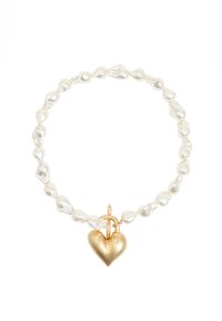 Bracciale di perle con perle bianche irregolari e un charm a lucchetto dorato a forma di cuore, con una superficie liscia e lucida e una chiusura sicura.