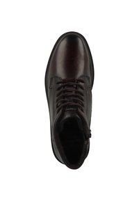 Botine din piele maro, cu vârf rotund, sistem de prindere cu șireturi și detalii cusute. Include un fermoar pe lateral pentru a fi ușor de purtat.