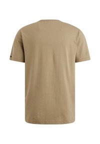 Khaki tričko, krátké rukávy, bavlněný materiál, kulatý výstřih, hladká textura, jednoduchý design, žádné viditelné vzory, malé logo na rukávu.