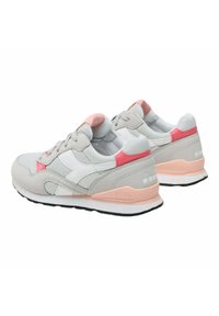 Sneakers grigi con dettagli rosa chiaro; materiali in rete e sintetici, punta arrotondata, collare imbottito, suola testurizzata e un dettaglio logo bianco.