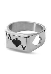 Silver ring med fyrkantig design som har en svart hjärt-symbol och 'A.' Har en utskärning och en slät, polerad yta.