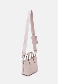 Guess LATONA MINI TOTE SET - Handväska - light rose