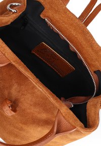 Borsa tote in suede marrone con accenti in pelle, dotata di una tasca con zip interna, esterno texturizzato e fodera nera.