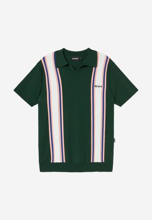 Σκούρο πράσινο πόλο με κοντά μανίκια, λευκές, ροζ και μπλε κάθετες ρίγες και με κεντημένο το "lost point" στο αριστερό στήθος.