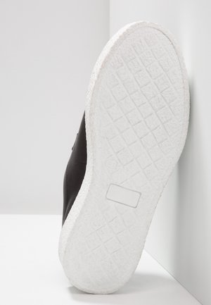 Trainers - black