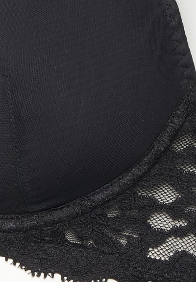 Sutiã preto com tecido liso e acabamento em renda. A renda tem um padrão floral com bordas em formato de ondas, contrastando com a copa lisa.
