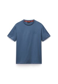 Camiseta de algodón azul con cuello redondo, que presenta un pequeño logotipo de bandera cuadrada bordado en el lado izquierdo del pecho y cinta de contraste en el interior del cuello.