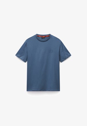 Camiseta de algodón azul con cuello redondo, que presenta un pequeño logotipo de bandera cuadrada bordado en el lado izquierdo del pecho y cinta de contraste en el interior del cuello.
