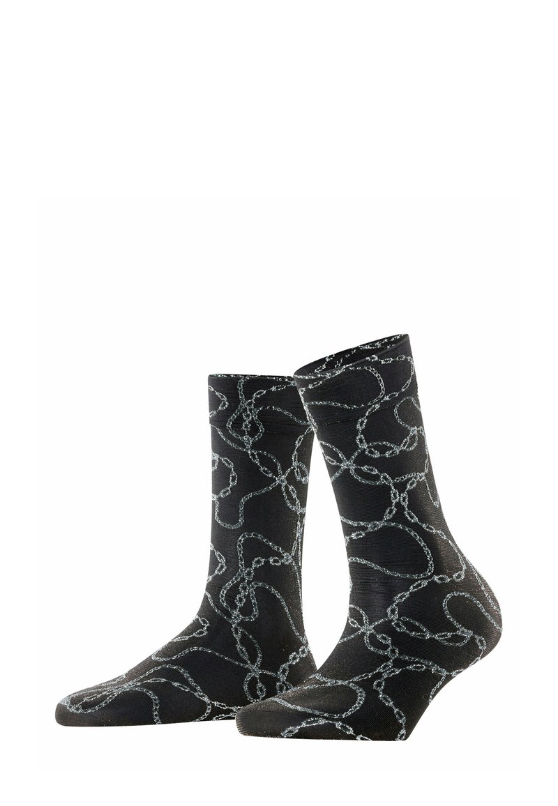 Czarne skarpetki z wzorem srebrnych ogniw łańcucha, o długości do połowy łydki, wykonane z miękkiego, elastycznego materiału o gładkiej fakturze.