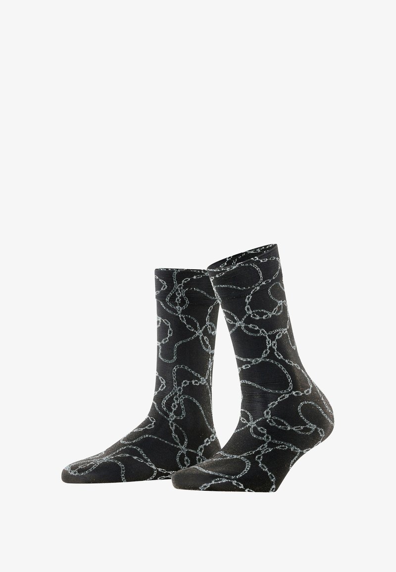 Czarne skarpetki z wzorem srebrnych ogniw łańcucha, o długości do połowy łydki, wykonane z miękkiego, elastycznego materiału o gładkiej fakturze.