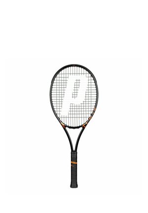 Raquette de tennis noire avec des accents orange et un logo blanc "P" sur les cordes, isolée sur fond blanc.