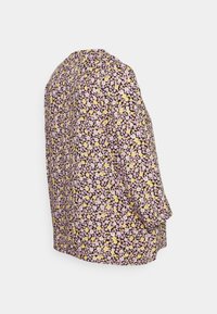 Blusa floral com fundo preto, com pequenas flores rosas e amarelas, mangas longas e um corte descontraído. Tecido macio.