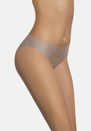 Beżowe bezszwowe majtki o gładkiej fakturze i niskim stanie. Posiadają szeroki pas i minimalne krycie dla komfortowego dopasowania.