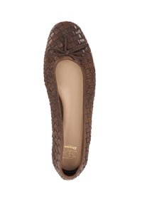 Brown woven leather ballet flat with a rounded toe, elasticized edge, and a small bow detail on the vamp, featuring a smooth inner lining.