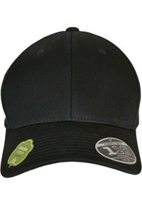 Caciula de baseball neagră, cu o coroană rotundă și un bor curbat. Învăluită cu un autocolant verde "respiră din nou" și o etichetă argintie cu "FLEXFIT TECH 110."