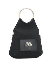Borsa di tela nera con manico arrotondato in metallo dorato, con una toppa rettangolare con testo in rilievo "SANTA PAZIENZA." Tessuto dalla texture liscia.