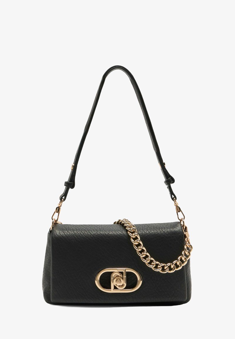 Juodas odinis rankinukas su tekstūruotu paviršiumi, su auksine grandinės juosta ir ovaliu logotipu. Kompaktiška stačiakampio formos, elegantiškas dizainas.