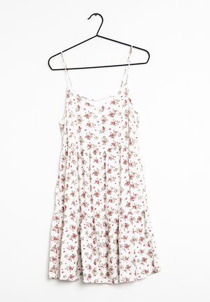 Hvid blomsterkjole med tynde stropper, med et blomsterprint i pink og grøn, en tætsiddende liv og en udvidet, lagdelt nederdel.