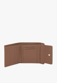 Brązowy skórzany portfel z wieloma przegródkami na karty i zapięciem na zatrzask. Gładka tekstura z delikatnymi detalami w postaci przeszyć. Logo marki wytłoczone wewnątrz.