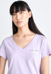 Calvin Klein Jeans MONOLOGO V NECK TEE - Print T-shirt - lilac