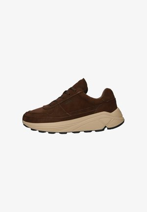 Sneaker in suede marrone con suola in gomma crema, dotato di chiusura con lacci, collo imbottito e dettagli di cucitura discreti sulla parte superiore.