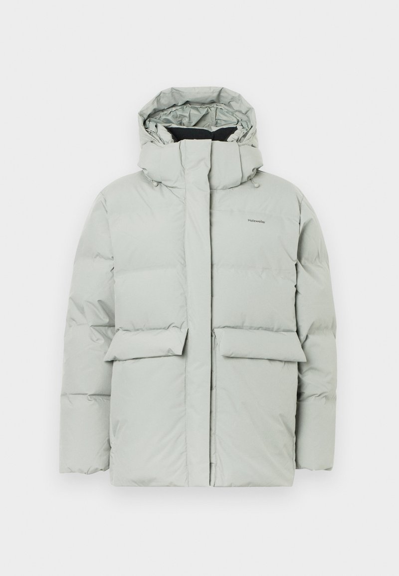 Veste d'hiver matelassée gris clair avec col haut, capuche attachée, deux poches à rabat à l'avant et un petit logo sur la poitrine.