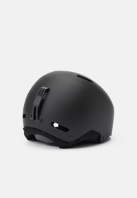 Matne čierne prilba s hladkým povrchom, zaobleným tvarom, nastaviteľným pásom, ventiláciou a mäkkým vnútorným poťahom pre pohodlie a bezpečnosť.