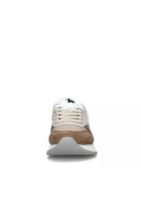 Le sneakers presentano materiali in suede e mesh in tonalità beige e bianco. Il design include una punta arrotondata, colletto imbottito e lacci, con un accento del logo a stella.