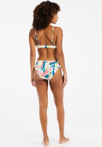 Bikini komplektas, kuriame dominuoja pastelinių spalvų schema su abstrakčiais raštais; reguliuojamos petnešos; tekstūruotas audinys; užsegimas nugaros pusėje.