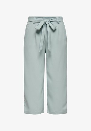 Svijetloplave hlače širokih nogavica s elastičnim pojasom i remenom od tkanine. Izrađene od glatkog materijala sa suptilnim teksturnim detaljima.