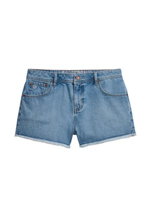 Shorts en denim bleu clair avec un ourlet effiloché, dotés de poches avant et d'une fermeture à boutons. Motifs de décoloration subtils sur l'ensemble du tissu.